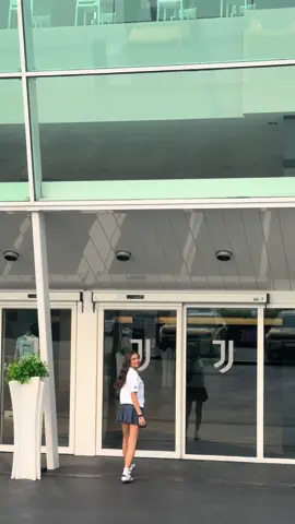 A post by @lisa_luchetta on TikTok caption: vi porto con me in una giornata con @juventus #adv ⭐️