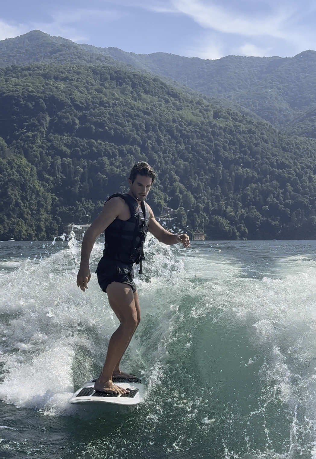A post by @emilioalcaraz6 on TikTok caption: Viviendo un auténtico sueño💛