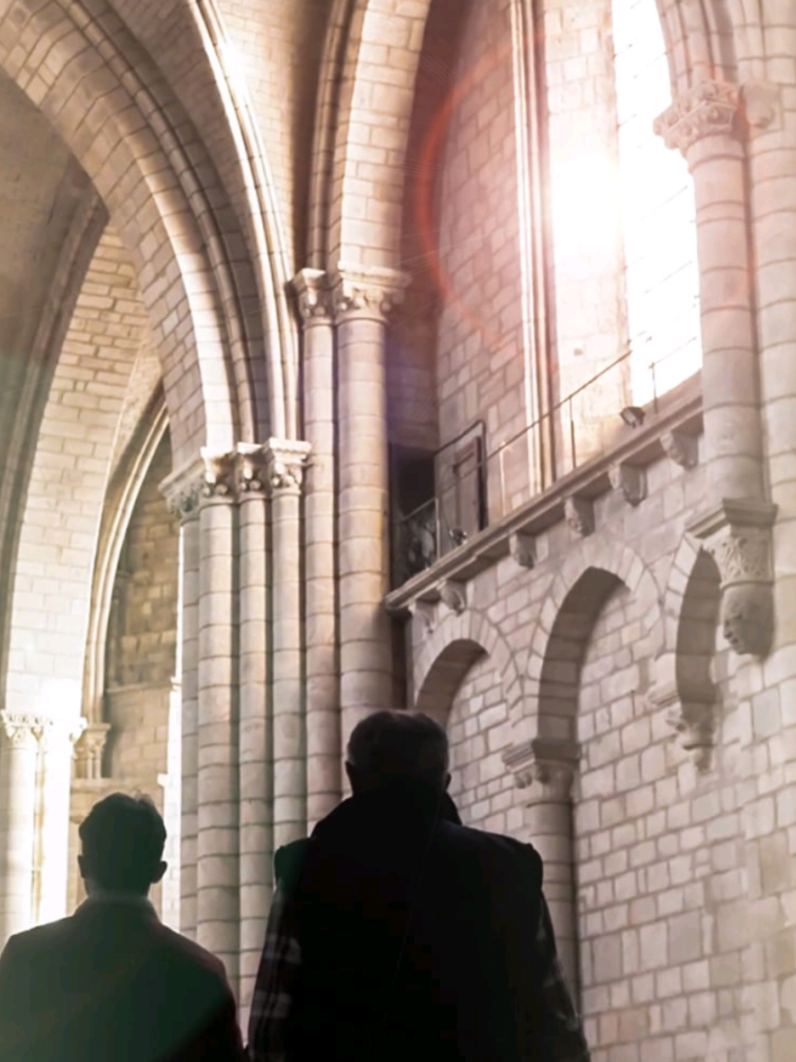 A post by @lesmemoiresdejeanlouis on TikTok caption: L'écho des souvenirs résonne encore dans l'église de Saint-Yrieix 