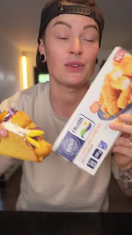 A post by @nicolnic on TikTok caption: Anzeige | @FRoSTA  Das wird der Foodtrend 2025 😍 Die Cornflakes-Stäbchen sind sooo crunchy 🤩 probiert die unbedingt mal aus! Ich habe neulich bei @Ana | RussischRaclette gesehen, wie sie die Stäbchen mal ganz anders interpretiert hat. Das hat mich direkt inspiriert, selbst kreativ zu werden. Hier kommt also meine ganz eigene „Stäbchen Gone Wild“-Variante! ✨ 1.⁠ ⁠Tacos vorbereiten: Die Innenseite der Tacos mit geriebenem Käse bestreuen und im Ofen oder in der Pfanne leicht anschmelzen lassen, bis der Käse schön weich ist. 2. Cornflakes-Stäbchen backen: Nach Packungsangabe im Ofen zubereiten, während der Käse schmilzt. 3. Frisches Topping: Rotkohl mit einem Sparschäler hauchfein hobeln. Mango ebenfalls mit dem Sparschäler in feine Streifen schneiden. 4. Zitronen-Dip: Sauerrahm und Joghurt in einer kleinen Schüssel verrühren, mit etwas Zitronensaft abschmecken. Optional leicht salzen und pfeffern. 5. Tacos belegen: Zuerst die Cornflakes-Stäbchen auf den Käse geben, dann Rotkohl und Mango darüber. Zum Schluss den Joghurt-Sauerrahm-Dip darüberträufeln und alles mit frischem Zitronensaft abrunden. #FRoSTA #Fischstäbchen #CornflakesStäbchen #StäbchenGoneWild