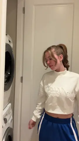 A post by @rhodekok on TikTok caption: #AD | Dit wordt denk ik mijn standaard avond want ik knoei toch altijd @Robijn #snellewasjes