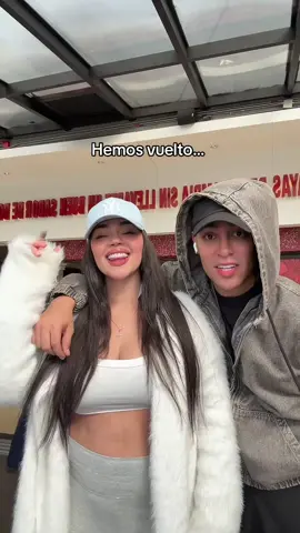 A post by @la_seguraa on TikTok caption: Nos extrañaron?🥹 nos vamos pa’ Nueva York🗽🩵 @Javi Cardona  #fyp #lasegura #fyi #videoviral #tendencia #ny #nuevayork #friends 