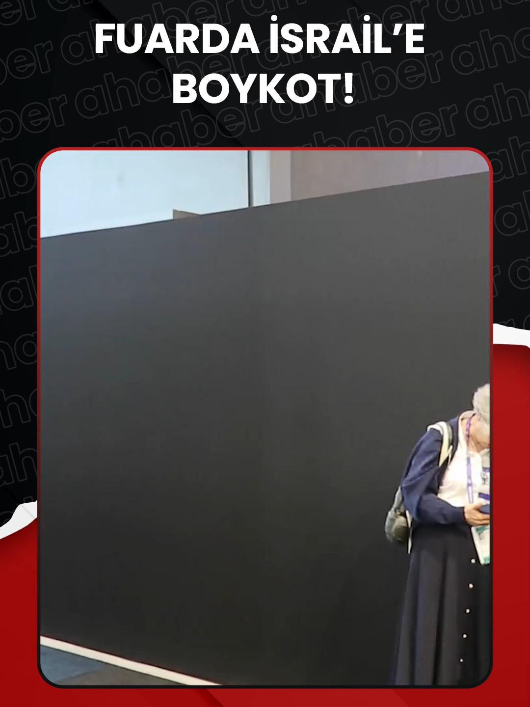 A post by @ahaber on TikTok caption: #Fransa, Paris Airshow'daki İsrail şirketine ait 4 standı bomba ve diğer saldırı silahlarını sergiledikleri için siyah brandalarla kapattı.