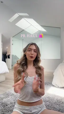 A post by @nerea.laandaa on TikTok caption: aahhh niñas amo todo demasiado 🤍🎀 os dejo más cositas por insta 🫶🏻 loveuuuu y mil graciasss! @Kosas 💗 #nerealaandaa #prhaul #haul #haultok #shoppinghaul #sephorahaul 