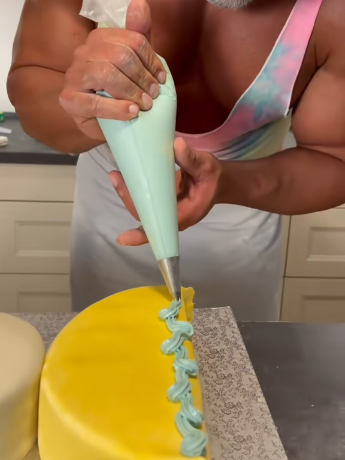 A post by @cakehulk on TikTok caption: #erinnerung weniger naschen 😏🙃 #konditor #torte #pastrychef @Cakehulk 2.0 