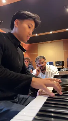 A post by @vantoan___ on TikTok caption: Wait for it! 🙌 Do you like this melody ?😍  #Piano #reaction 