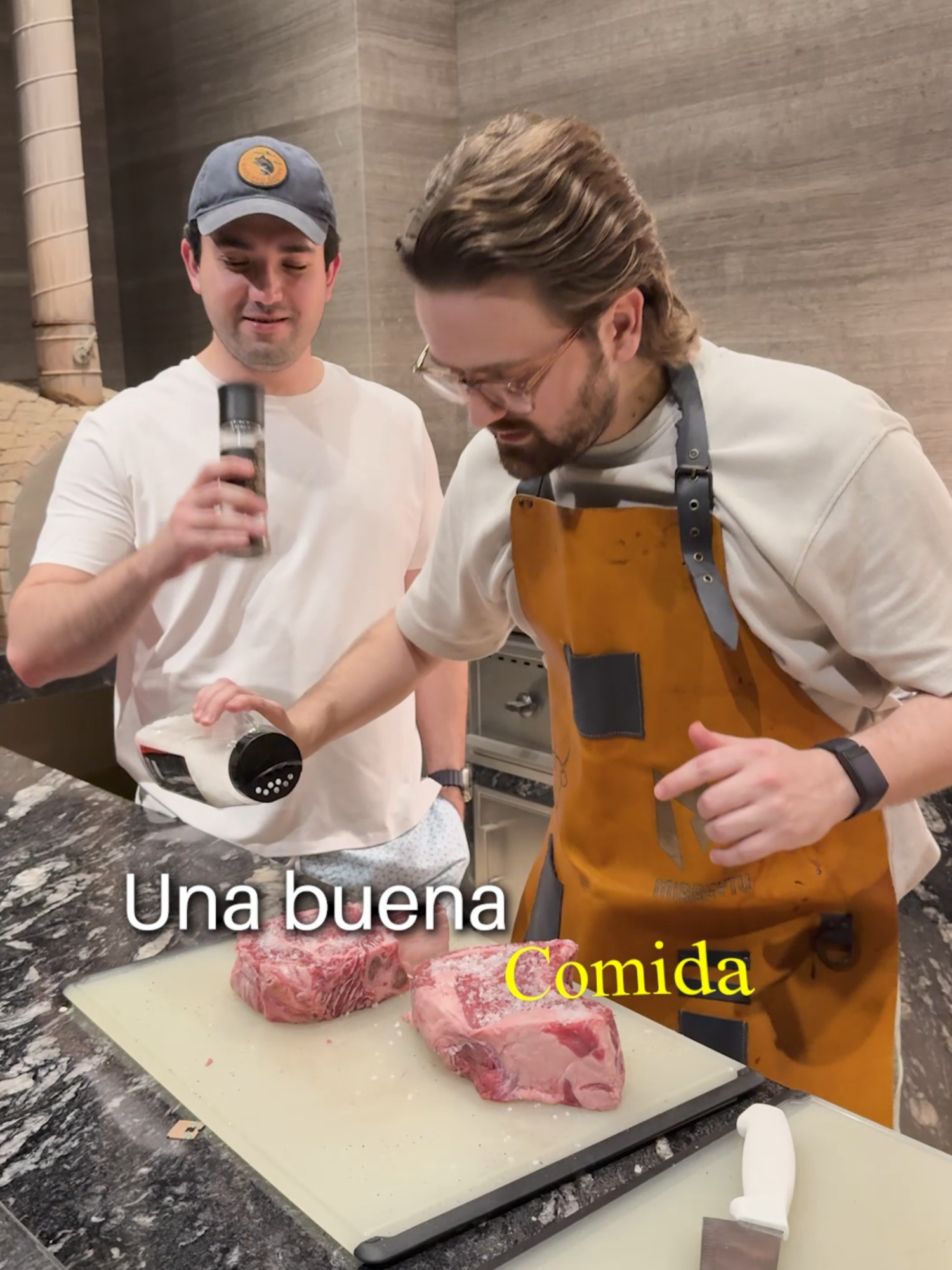 A post by @mirreytv on TikTok caption: ¡El Mejor Fin de Semana con Amigos y Epson! @epsonlatin #Epson #Fútbol #Publicidad #Proyectores #Tecnología #CineEnCasa