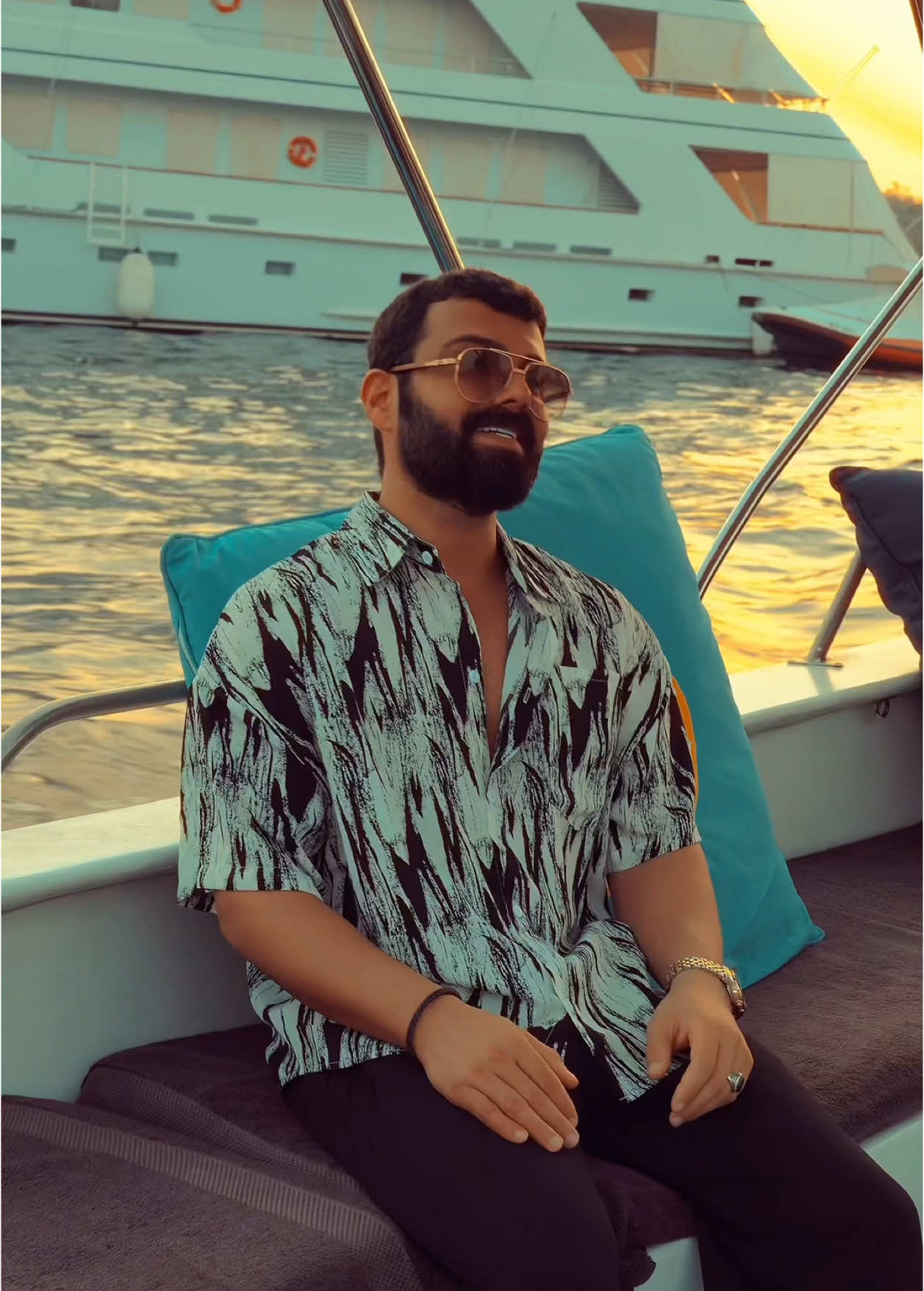 A post by @ammaralkoofe on TikTok caption: يعني معقولة حبيبي بعيني مابين عشق؟  #عمار_الكوفي #قول_والله #تيك_توك #fyp #videos 