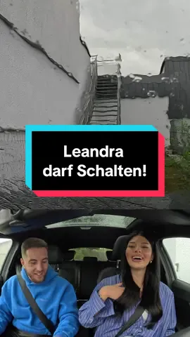 A post by @mustafahrlehrer on TikTok caption: @𝓛𝓮𝓪𝓷𝓭𝓻𝓪 darf endlich schalten! 😋 #fahrschule #fahrlehrer #fahrstunde #mustafahrlehrer #führerschein #fahrschülerin #leandra #schalten 