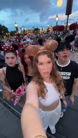 A post by @sondra_blust on TikTok caption: Estamos en shock 😵 @Mujerdebuenapasta @Dakota @Carlos Alberto Fuentes 