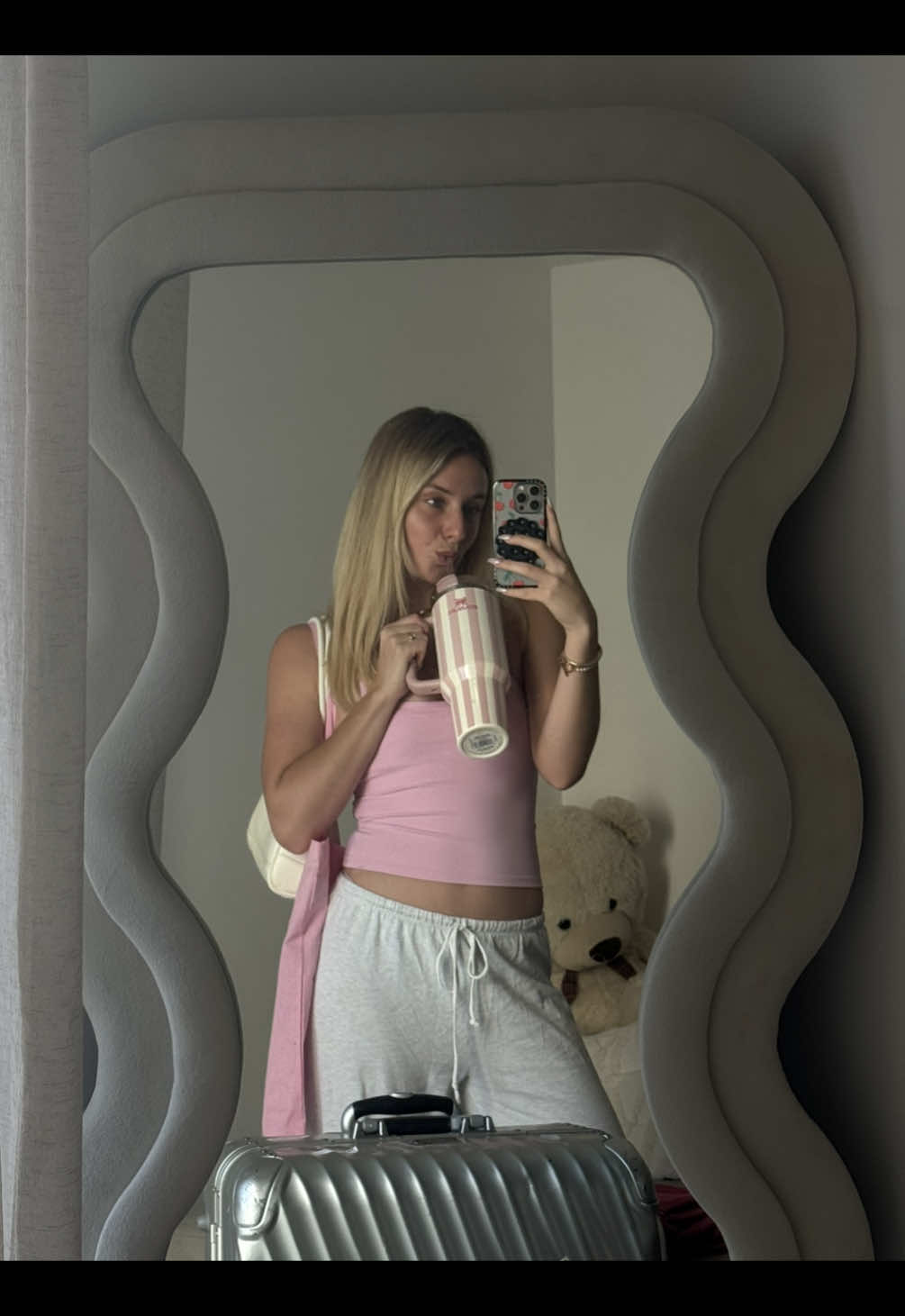 A post by @manondelsolll on TikTok caption: au vu des derniers événements, si je poste plus inquiétez vous 🫠😭