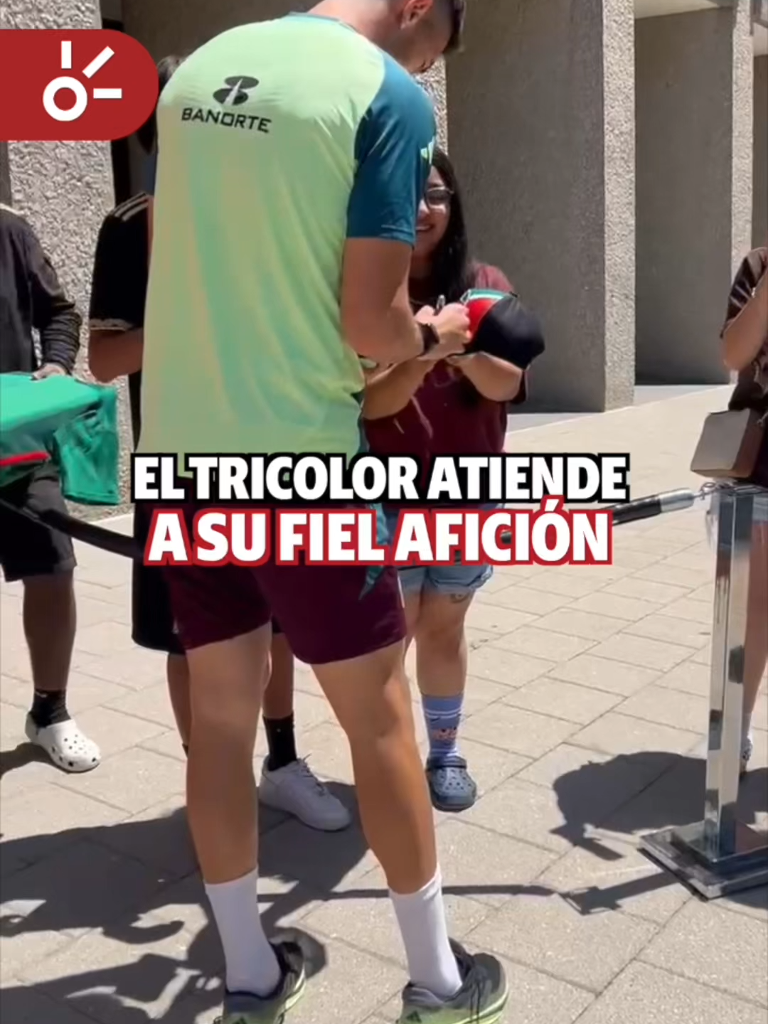 A post by @clarosports on TikTok caption: ¡SIGUIENDO AL TRICOLOR A TODOS LADOS!🥹🇲🇽 Un grupo de aficionados mexicanos se lanzó al hotel de concentración de la Selección Mexicana en Dallas para darles apoyo a sus ídolos previo al duelo ante Surinam en #CopaOro, y los jugadores respondieron de gran forma🫂 #TikTokDeportes #SeleccionMexicana #Futbol #Deportes #Tricolor #AlexisVega #SantiGimenez #JulianQuiñones #RafaelMarquez