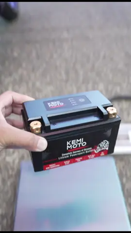 A post by @adobomoto on TikTok caption: How to save weight on a Yamaha R9 with a lithium battery #yamahar9 