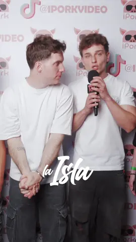 A post by @iporkvideo on TikTok caption: @Loris Aleo 🧢 non tutte le Giulia sono uguali 🫢🤷🏻‍♂️ @Luca Bellei 🎤 @GioLight💡  #ipork #iporkvideo #iosonoluca #lucabellei #interviste #bacino #discoteca #fakebody #laisla #alessandria 