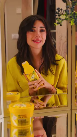 A post by @selly on TikTok caption: Prietenii nostri de la @garnier.romania ne-au trimis produsele din gama Fructis cu banane sa le testam, asa ca am filmat un fel de GRWM cu Smara chiar inainte de date. Spoiler: ne-a iesit super bine si ne-a stat genial parul! 💛 Fiecare a prezentat produsul în felul lui – ziceti voi, cum vi se pare ca ne-am descurcat?  #mascadepar #fructis #haircare #garnier #paidprojectbygarnier #ad 