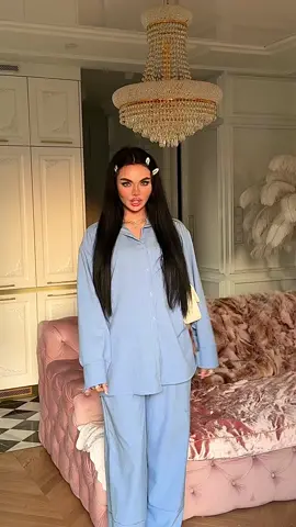 A post by @zusjeofficial on TikTok caption: Why is it glitching? Wutdfuk💔
