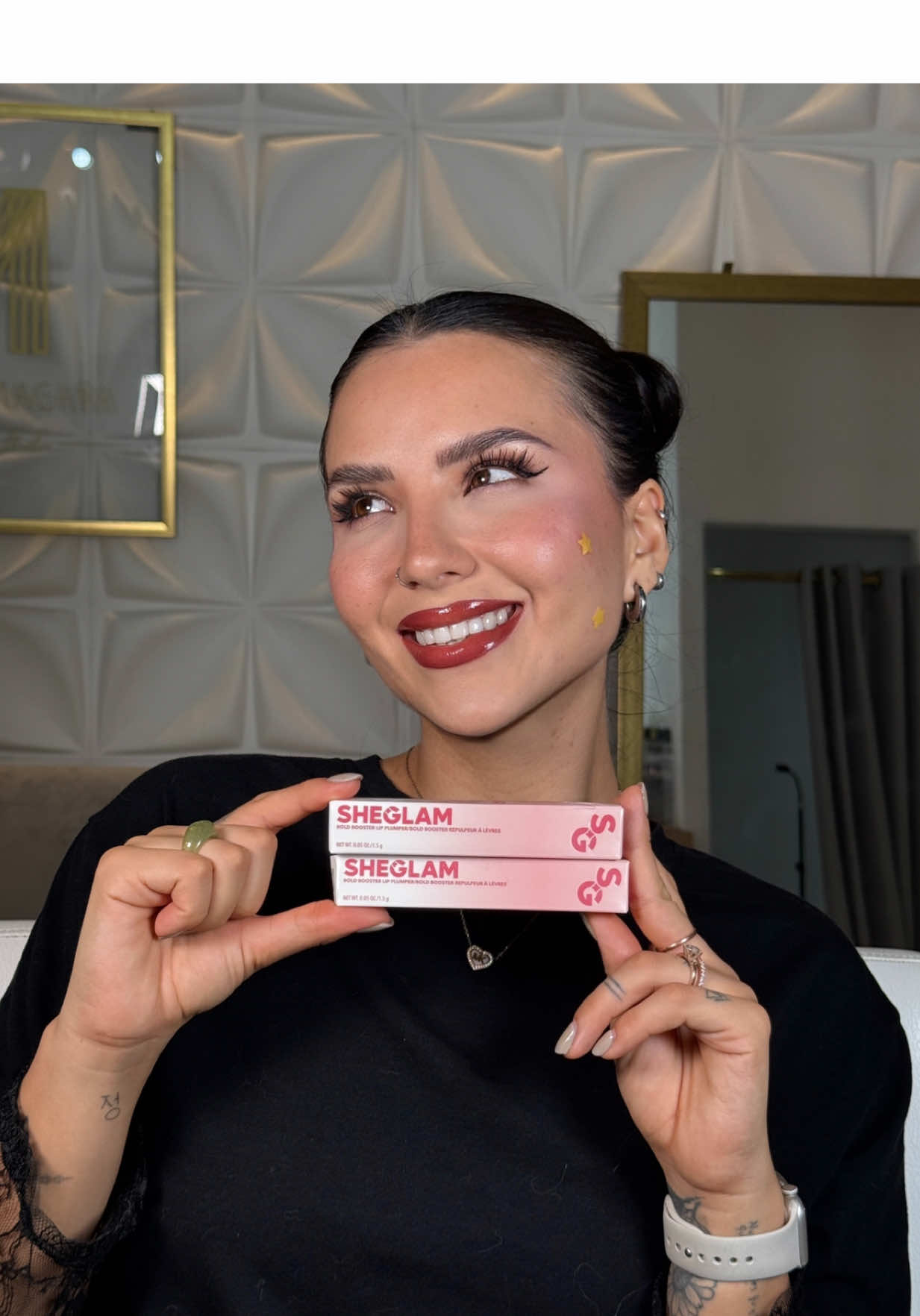 A post by @cellegrini_oficial on TikTok caption: Labios para que a tu crush se le antojen unos besos 💋🍓🍑  Delineador de labios SHEGLAM Bold Booster x Lip Plumper #SHEGLAMLipcombo #Publicidad