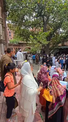 A post by @ptiofficial on TikTok caption: لاہور ہائیکورٹ میں عمران خان کے کیسز کی سماعت کے موقع پر تحریک انصاف کا شاندار ورکرز کنونشن ہوا۔ #قید_تنہائی_کا_ٹارچر_نامنظور  #ReleaseImranKhan 