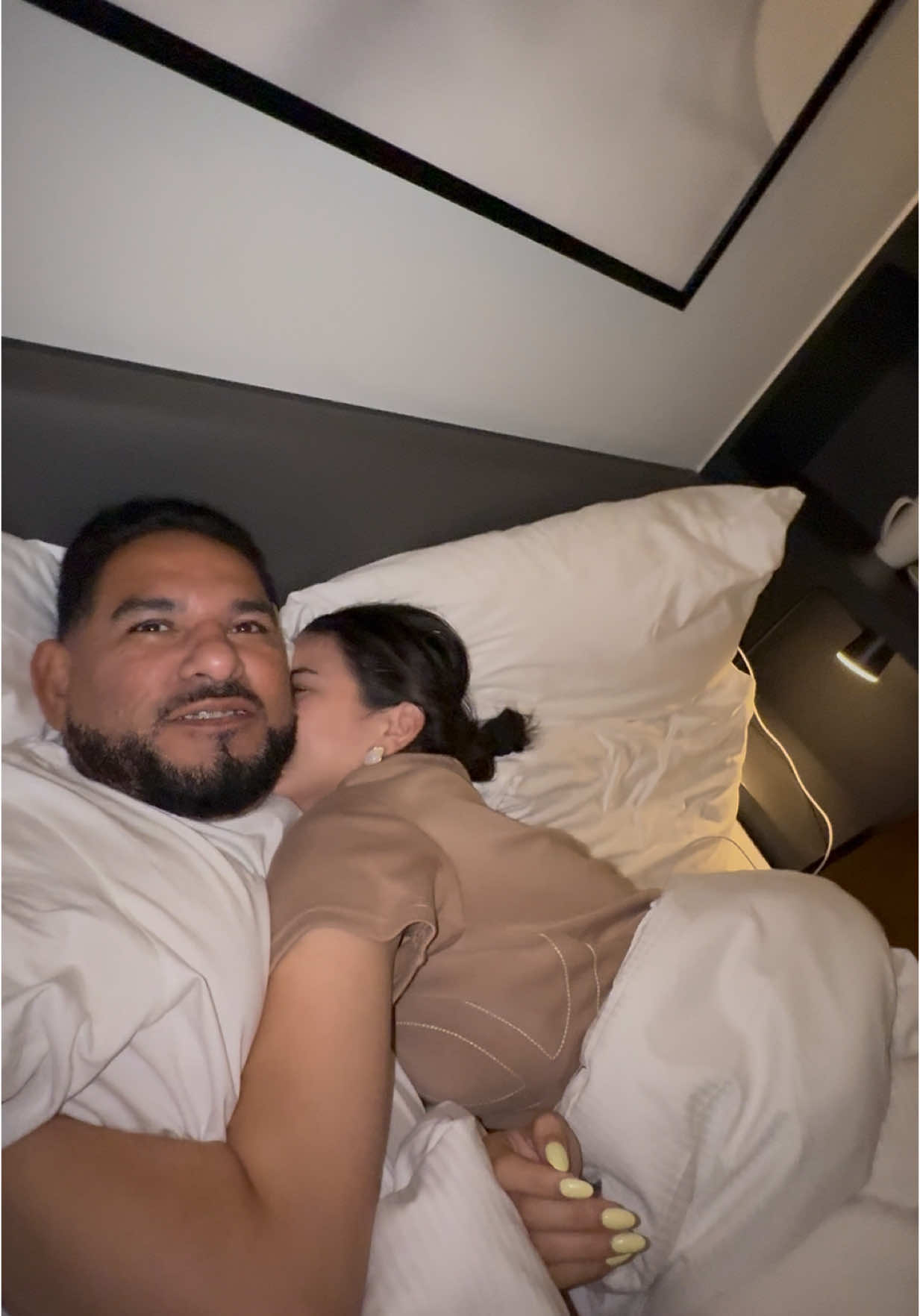 A post by @jrcomediante on TikTok caption: Durmiendo en Zúrich Suiza 🇨🇭 