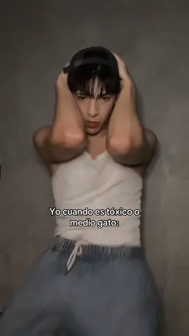 A post by @emanuelsitok on TikTok caption: Quiere que le baile? 😏😍 #humor #paratii #gay 