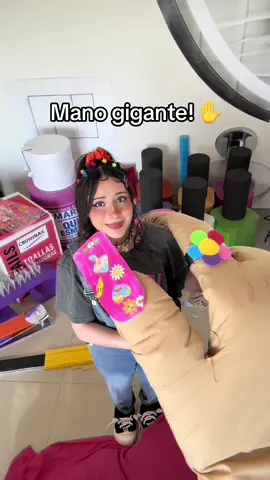 A post by @daniela.emmanuel on TikTok caption: Proceso de la mano gigante #giant #DIY #manualidad #handmade #hechoamano  