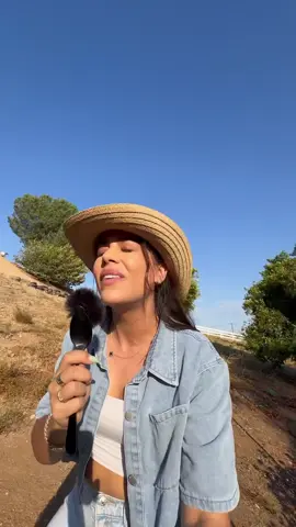 A post by @karleshion41 on TikTok caption: Así fue mi primer día en el Rancho de Vasilvana1 y su familia. Me la pasé tan agusto como siempre aún que el gallo mil amores no me quiso 🤠 #RanchoLife #VidaCampestre #AmorPorElCampo