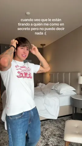 A post by @matiasochoa022 on TikTok caption: cuando veo que le están tirando a quién me como en secreto pero no puedo decir nada :( 