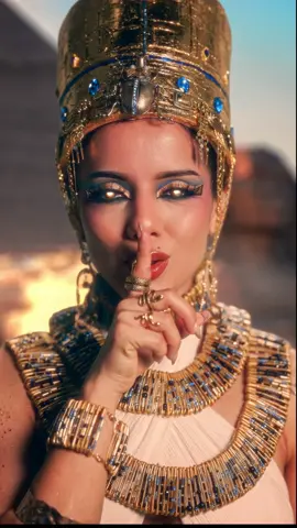A post by @dorisjocelyn on TikTok caption: Cleopatra La película by Doris Jocelyn jaja 😝 De aquellos primeros pinceles, a tendencias que jamás imaginé. Gracias a cada uno que ha creído en mí desde el inicio, espero que les guste mi versión del #Cleopatratrend Este camino lo recorremos juntos… y lo mejor, aún está por venir. ✨👑  Maquillaje, dirección creativa y un poco de edición : Yo 🤭  Gracias especiales a @rubehd   @erikaponcemakeupartist @patriciavallejohair @greynoso @jc @filmakeupartist  @slyhighstudio y a @digileap por sumarse a mis locuras ✨🫂