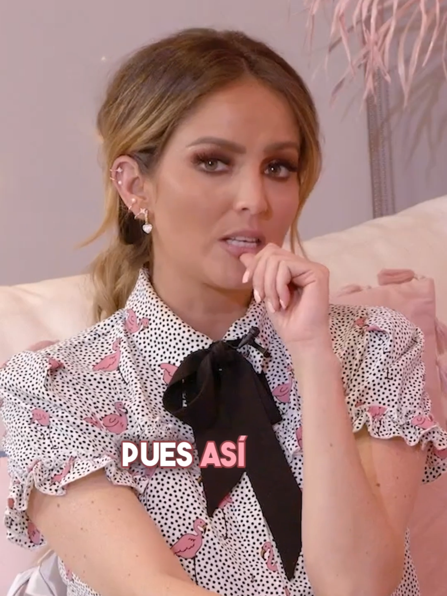 A post by @pinkypromisetv on TikTok caption: ¡Lo que vivió en #LaIsla no tiene nombre! 😱 Nuestra #PinkyQueen nos contó su peor momento. 🫢 Corre a ver el capítulo completo en YouTube 💖🦄 #PinkyPromise #PinkyLovers #SenseiMedia #KarlaDiaz #PinkTok