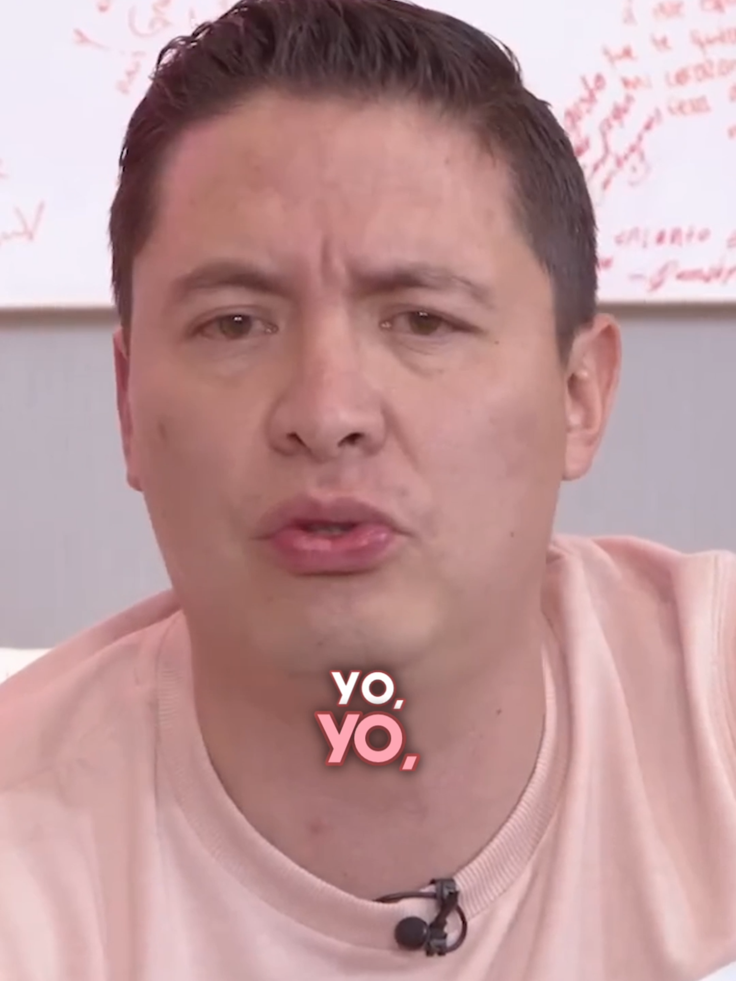 A post by @pinkypromisetv on TikTok caption: ¡Ahora entendemos por qué le dieron el papel! 🤭 @armandohdzusa imita a #JulioCésarChávez como nadie. 😅 Revive este momentazo en el capítulo completo por YouTube 💖🦄 #PinkyPromise #PinkyLovers #SenseiMedia #KarlaDiaz #PinkTok