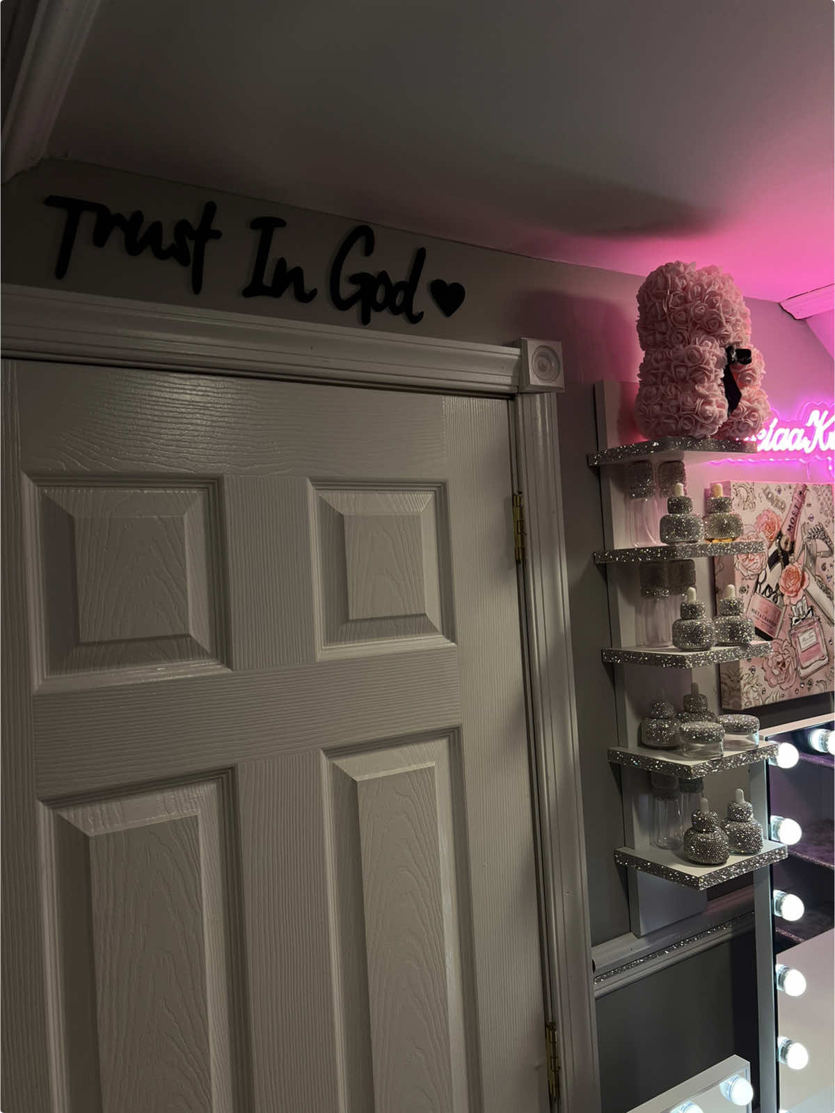 A post by @niciaakayyy on TikTok caption: Trust God Always 🙏🏾✨💕 This Is So Prettyy #trustgod #christantiktok #fypシ゚viral #roomdecor #wallart 