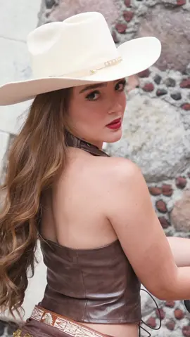 A post by @elaineharomusic on TikTok caption: Que emoción 😍este jueves sale #meduele ve a darle like al video link en mi biografía ♥️#musicanueva #regionalmexicano #mexico 