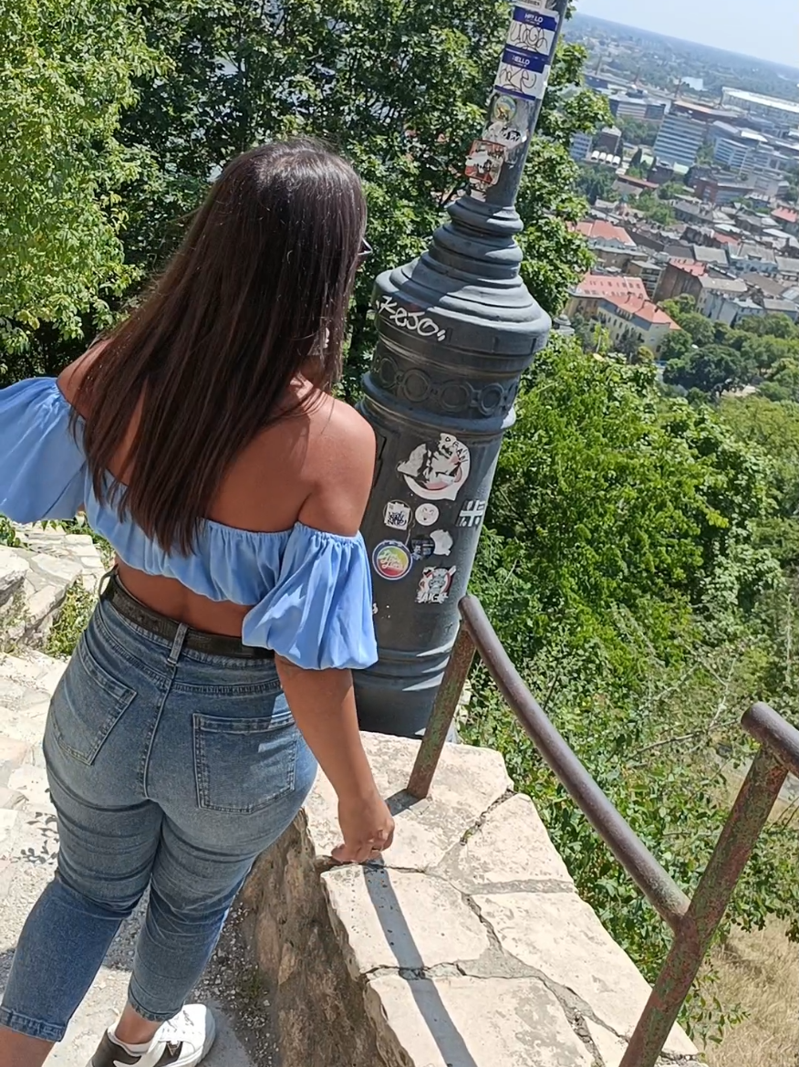 A post by @ali.bee01 on TikTok caption: #fatacusolarii #budapest #citadellabudapest 