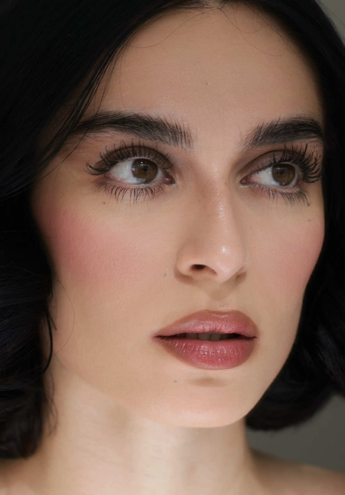 A post by @minazibayi on TikTok caption: Cool tones+ soft smoky eyes ….🥀🤍