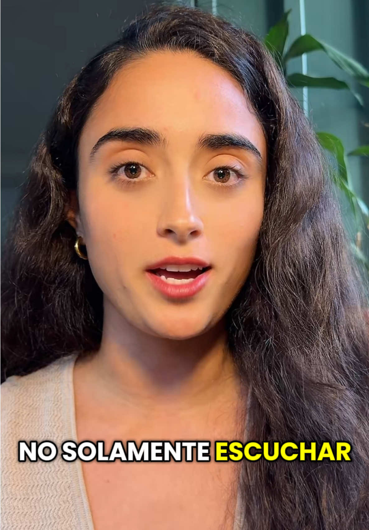 A post by @salmachavana on TikTok caption: Ver series en inglés es suficiente para hacerte bilingüe? #ingles #aprenderingles #clasesdeingles #languages #inglesonline 