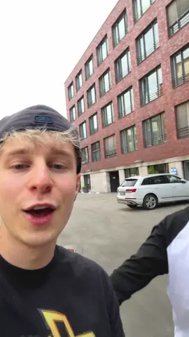 A post by @cenkgooo on TikTok caption: @Montez und ich drehen uns immer im Kreis… 🙃 #cenkgooo #montez