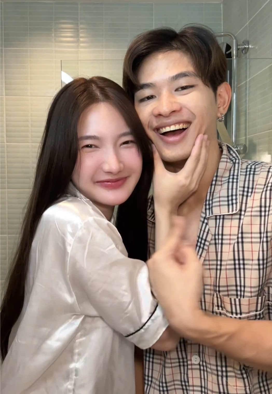 A post by @ccreamlike on TikTok caption: คนไม่มีแฟน เขาทา มาส์ก ลอรีอัล กันยังไงนะคะ 😂🩷✨ #LOrealParisTH #พีลลิ่งมาส์กชมพู 