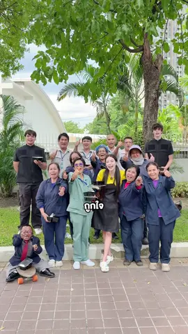 A post by @sunflowava on TikTok caption: วันนี้เอวาจะมาเซอร์ไพร์สแม่บ้านและพนักงานในบ้าน 13 ชั้นด้วยไก่ทอด 100 ชิ้น!!! 🎉🥰 จะอร่อยและฟินขนาดไหนน้า✨🩷 #มีคนอร์ซองเหลืองไม่เปลืองตังค์ #คนอร์ผงปรุงซองเหลือง #อร่อยหอมครบจบ #ห้องครัวTikTok #tiktokพากิน 