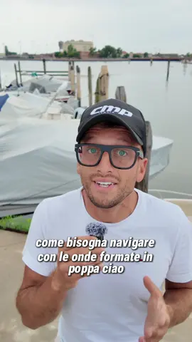 A post by @fabio12miglia on TikTok caption: Come affrontare le onde formate in poppa. 🌊 #fabio12miglia #barche #nautica #fuoribordo 