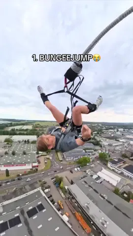 A post by @xfiibii on TikTok caption: Ich mach das NIE WIEDER😭😂@Mia 🩷Werbung  @brunobananiduft  #sprayyourfantasy