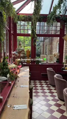 A post by @itssolondon on TikTok caption: Summer in London 💚
