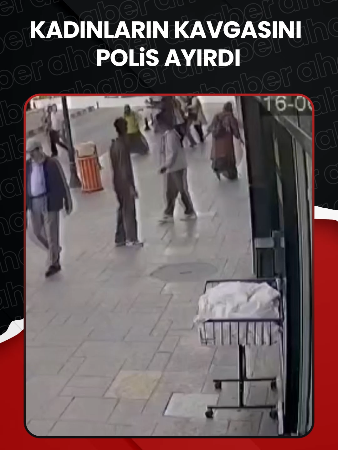A post by @ahaber on TikTok caption: 📷 #Karabük’te 4 #kadın, henüz bilinmeyen bir nedenle #cadde ortasında saç saça baş başa #kavga etti.    ➤ Polisin müdahalesiyle kavga sonlandırıldı. #polis