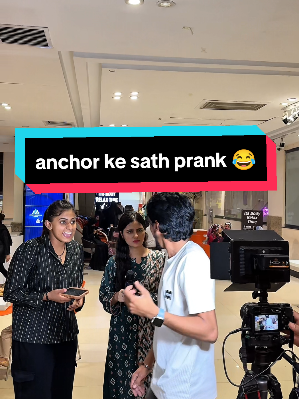 A post by @siasi_shoorli on TikTok caption: host  anchor ko aunty kah diya😂#rj_nazim_official #siasi_shoorli #entertainment #funnyshorts #shortvideo #funny #comedy 