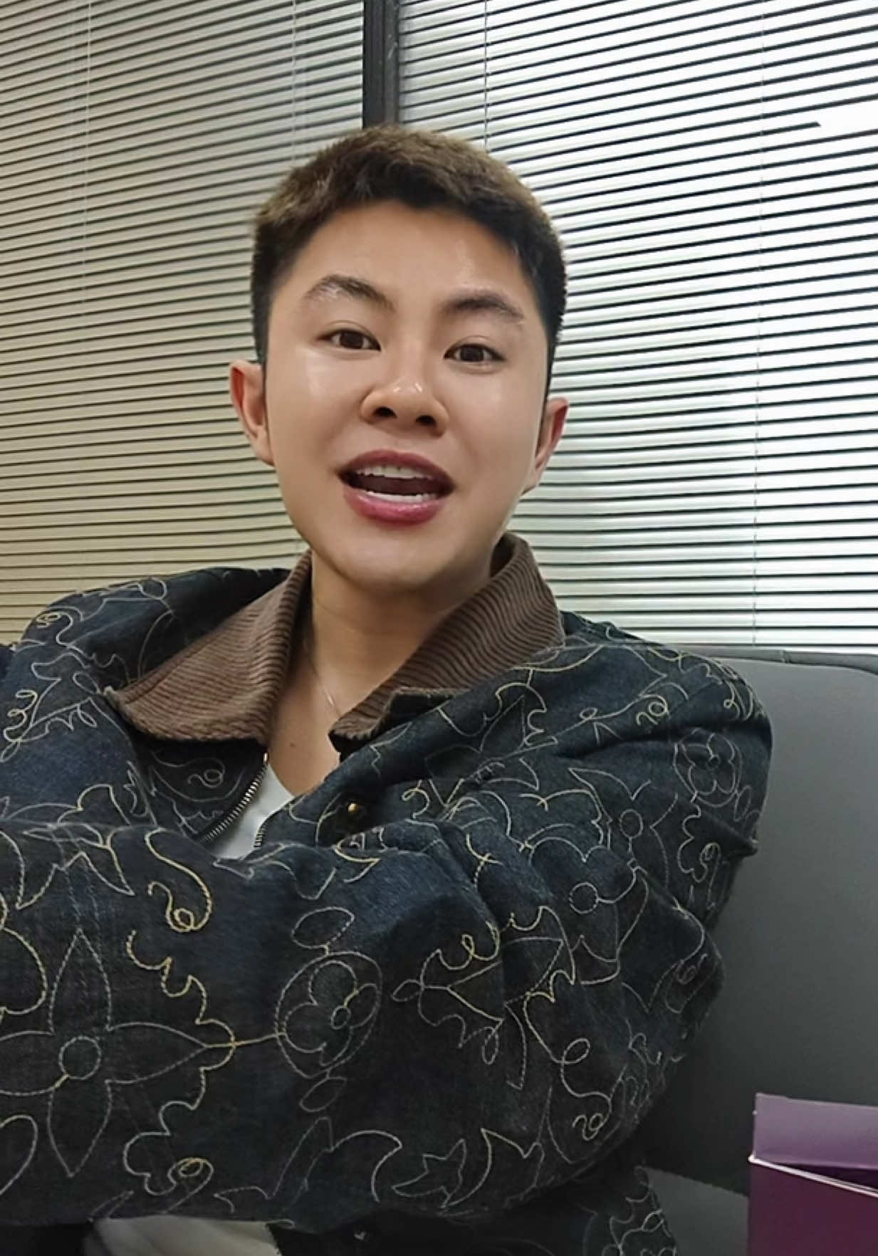 A post by @winwincenter1 on TikTok caption: ໂອກາດມາແລ້ວ ລຸຍເລີຍ #ອ້າຍວິນ #ນ້ຳຫອມ #ນ້ຳຫອມອ້າຍວິນ #winwilliam 