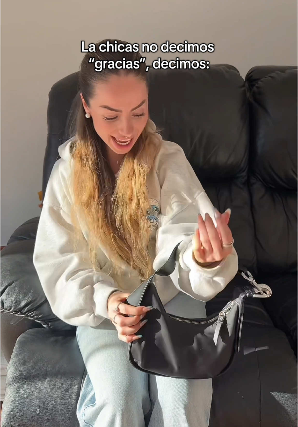 A post by @siiara_ on TikTok caption: Porqué somos así JAJAJAJA en vez de decir gracias, como embajadora siempre decimos de donde es o damos tips🤣🩷  Como para retrasar los signos de envejecimiento con el sérum Liftactiv Vitamina C y Capital Soleil UV age daily SPF50+ de @Vichy Laboratoires, van geniaaal🫶🏻 #MEvsUV #VichyLaboratoires #LaboratoriosVichy #SkinCare 