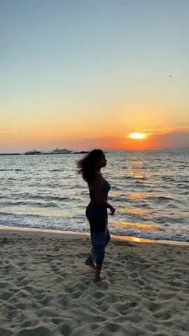 A post by @evaruiz on TikTok caption: Gracias @guerlain por llevarnos de retiro a Grecia y cuidarnos tanto🌅😍🤍🤍🤍#publi 