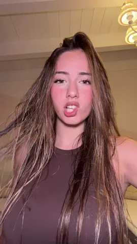 A post by @_viola.silvi on TikTok caption: sono pericolosa 🤭💕
