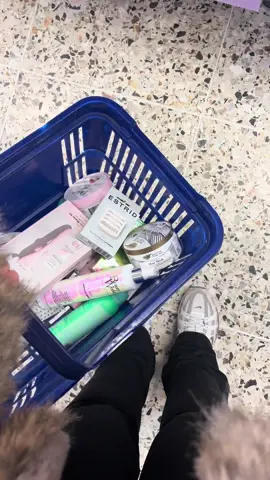 A post by @kaydonnelly2 on TikTok caption: love being a girl🧴🫧💅🏼💕🎀#fypage #fyp #foryou #fy #showerrestock 