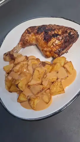 A post by @kochen.macht.spa on TikTok caption: Hähnchen Schenkel mit Ofenkartoffeln und leckerer Soße  Rezept  2 kg Hähnchenschenkel  Marinade  200ml Sojasoße  300ml Ananassaft 100g brauner Zucker  5 Knoblauchzehen  2,5 kg Kartoffeln  kräftig mit Salz und Pfeffer würzen  Soße  50g Butter  1 El Tomatenmark  1 tl Sambal Oelek  300 ml Gemüsebrühe  250 ml Kochsahne  2 El Mehl mit etwas Wasser  mit Salz und Pfeffer abschmecken  #kochen #lecker #food #essen #foodie #funny #foodlover #trends #rezept #einfacherezepte #schnellerezepte 