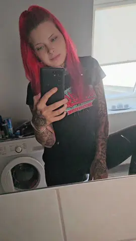 A post by @steff_fanny_dr3 on TikTok caption: #diegehirnakrobaten #farbeunterdiehaut #ostdeutschearroganz #teamcrazychaos #wirsindnichtnackt 